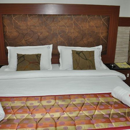 Hotel Aryaas Palayankottai Екстериор снимка