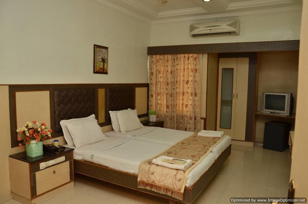 Hotel Aryaas Palayankottai Екстериор снимка
