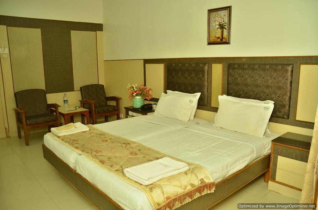 Hotel Aryaas Palayankottai Екстериор снимка